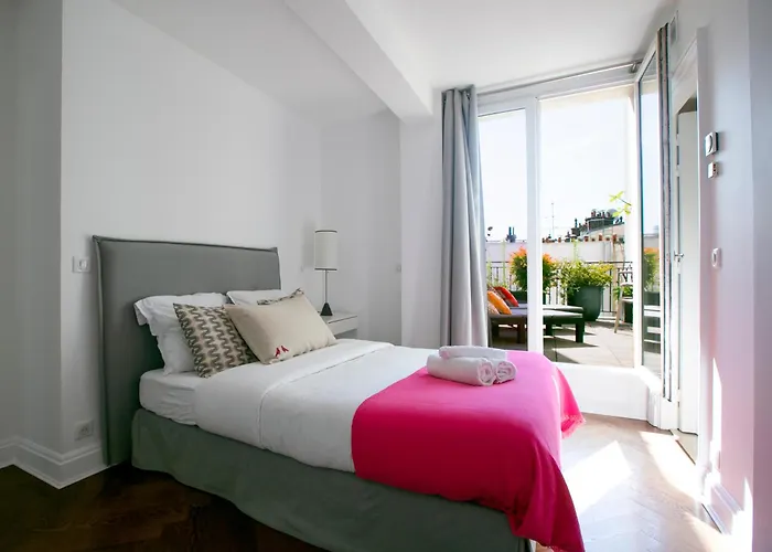 Magnificient 2 Bedrooms With Terrace Next To Champs-Elysees - Pc62B