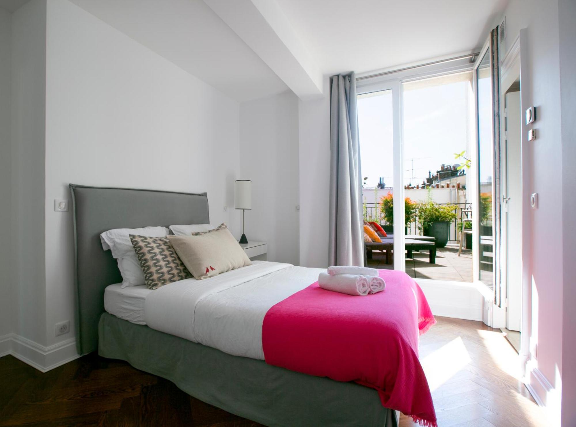 Magnificient 2 Bedrooms With Terrace Next To Champs-elysees - Pc62b Apartment