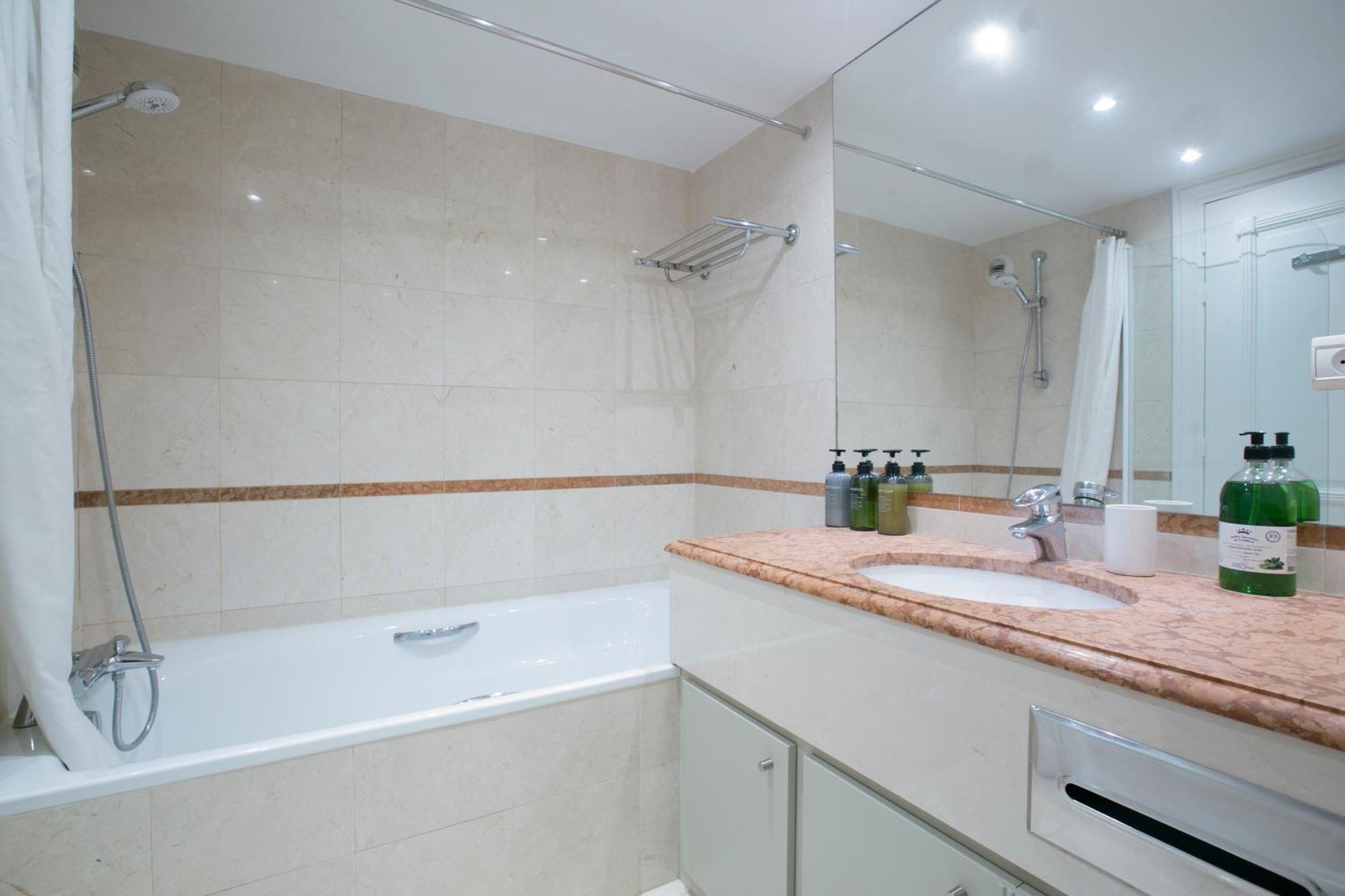 Magnificient 2 Bedrooms With Terrace Next To Champs-elysees - Pc62b