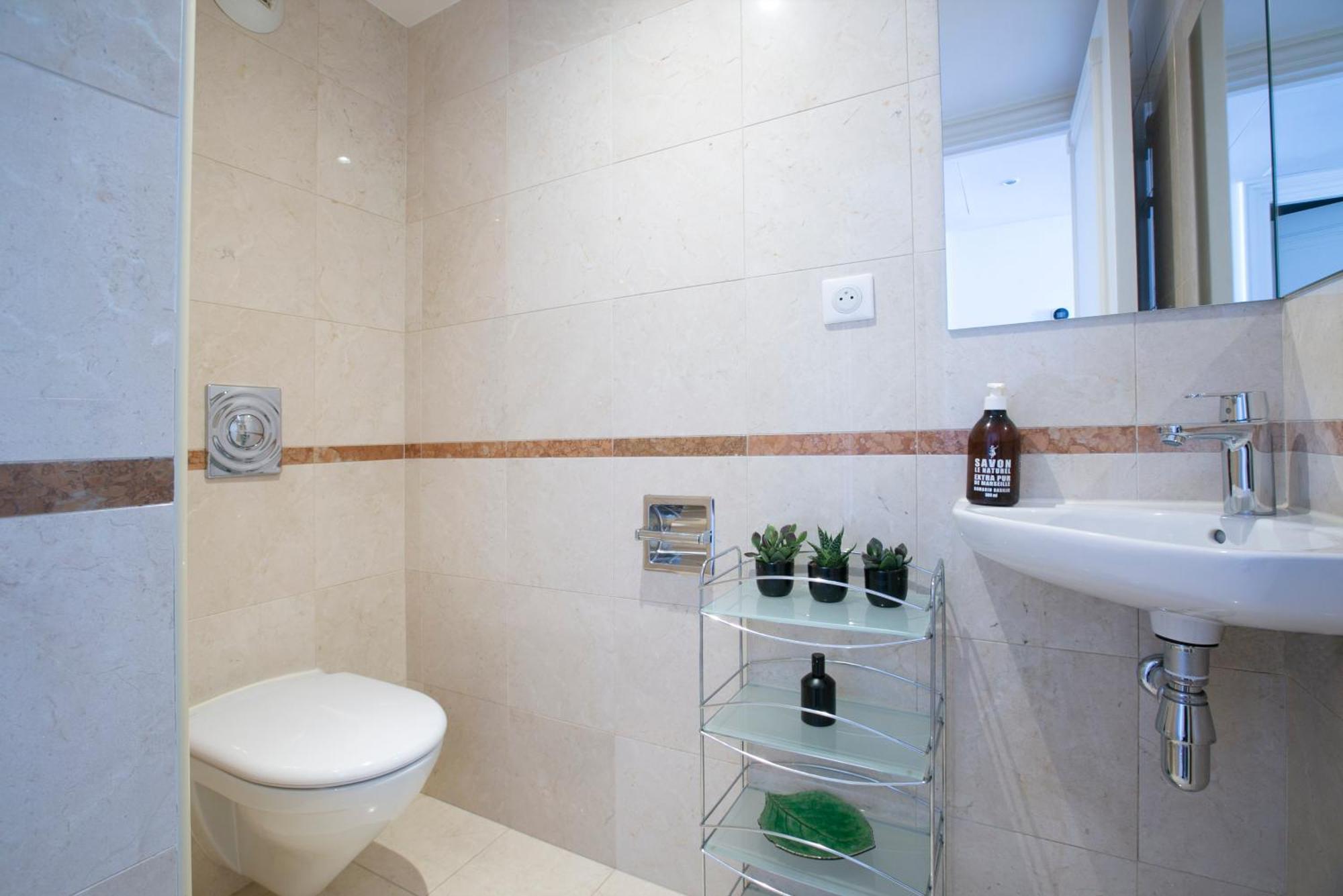 Magnificient 2 Bedrooms With Terrace Next To Champs-elysees - Pc62b Apartment *