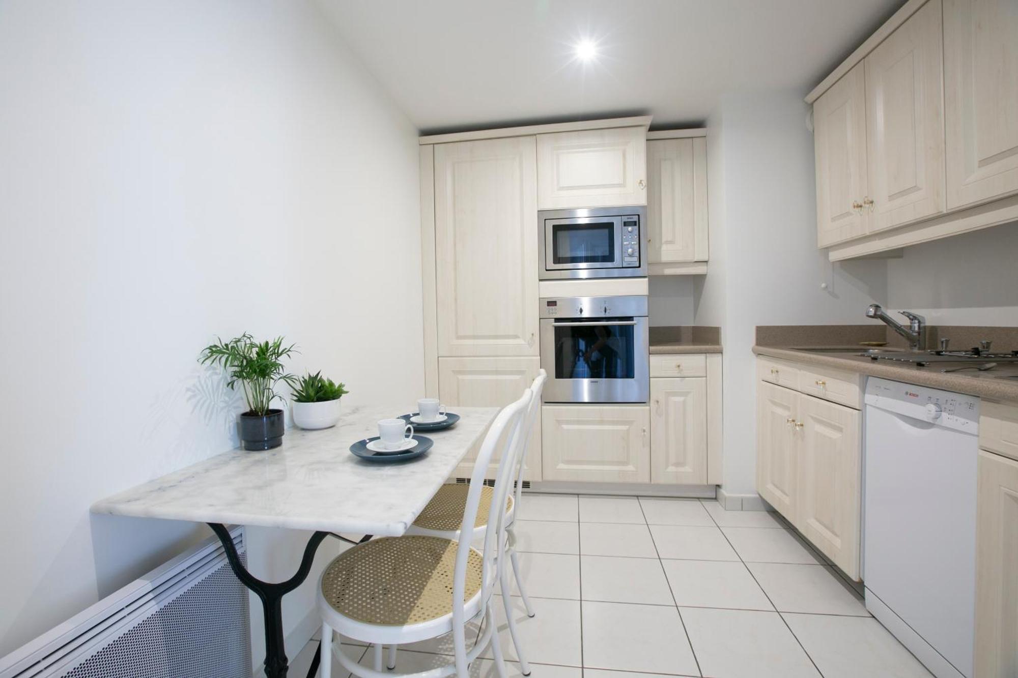 Apartment Magnificient 2 Bedrooms With Terrace Next To Champs-elysees - Pc62b Paris