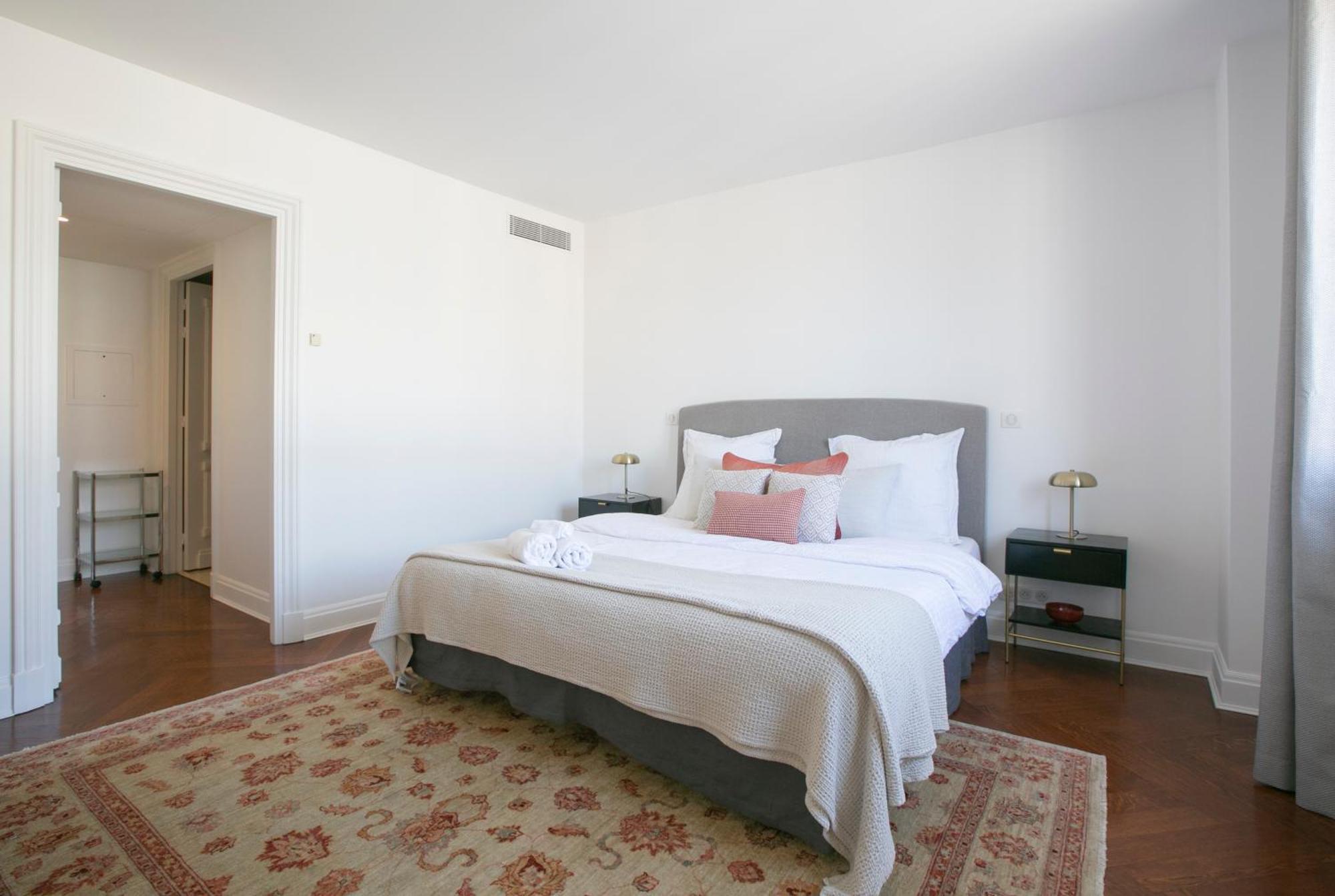 Magnificient 2 Bedrooms With Terrace Next To Champs-elysees - Pc62b *