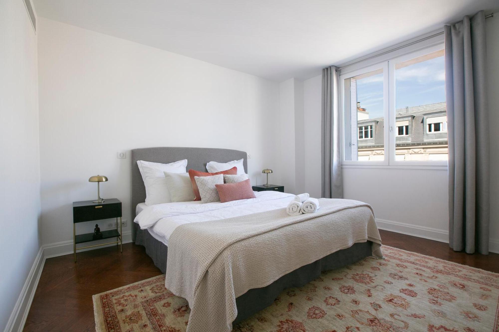 Magnificient 2 Bedrooms With Terrace Next To Champs-elysees - Pc62b * Paris