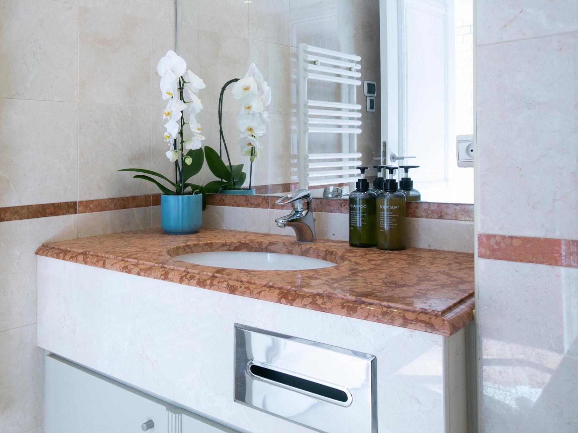Magnificient 2 Bedrooms With Terrace Next To Champs-elysees - Pc62b Apartment